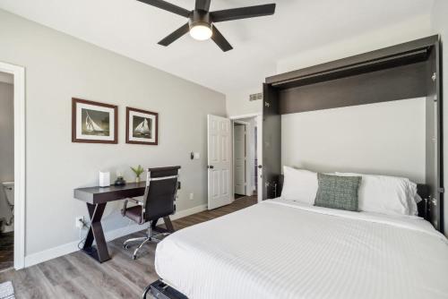 Katil atau katil-katil dalam bilik di Spacious Retreat with Pool Heated Spa & Golf Course View