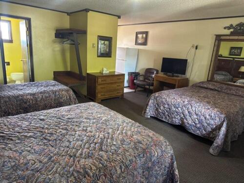 Ένα ή περισσότερα κρεβάτια σε δωμάτιο στο Plains motel