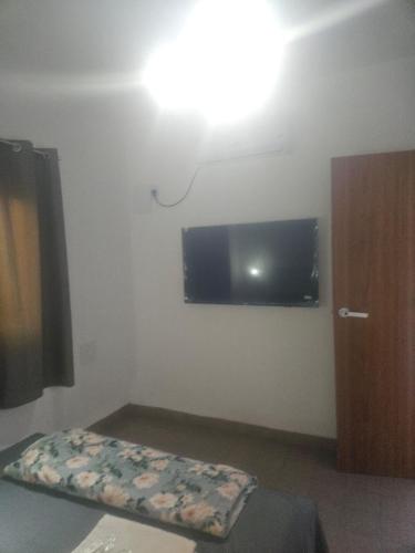 a room with a bed and a flat screen tv at Pousada Gaturama Village in Corumbá