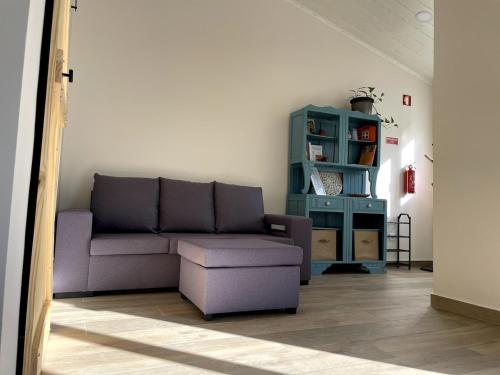 a living room with a couch and a table at Casa da Avó Lu in Assentiz
