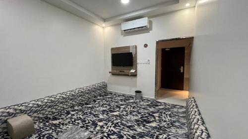 Cama o camas de una habitación en شقق العزيزية إن للشقق المخدومة