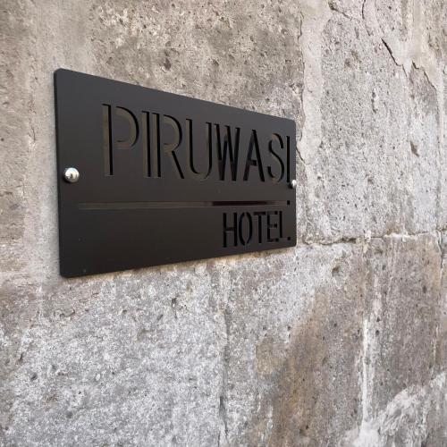 Hotel Piru Wasiに飾ってある許可証、賞状、看板またはその他の書類
