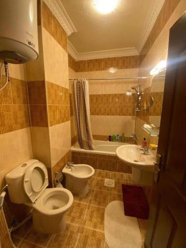 Bilik mandi di Bourbaki house