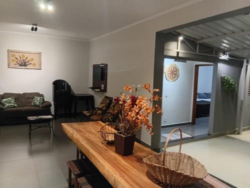 a living room with a couch and a table at casa inteira com 3 suites e área de lazer in Delfinópolis