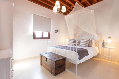 Postel nebo postele na pokoji v ubytování Villa Thalassa 2 Cozy Greek Comfort Private Shaded Courtyard Outdoor Dining & Bbq Steps From Lindos