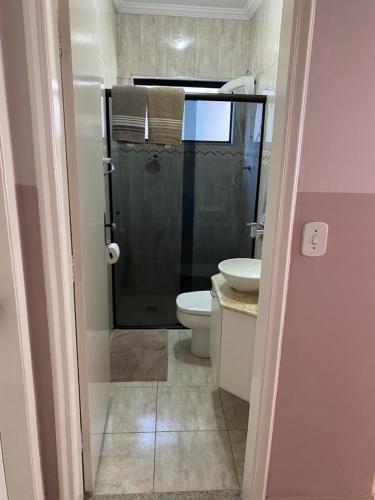 a bathroom with a shower and a toilet and a sink at CASA FAMILIAR “SANTA PAZ” in Aparecida