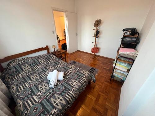 an aerial view of a bedroom with a bed at Apartamento completo em Caxambu in Caxambu