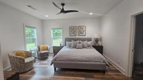Ένα ή περισσότερα κρεβάτια σε δωμάτιο στο Delux Country Cabin - Pet Friendly