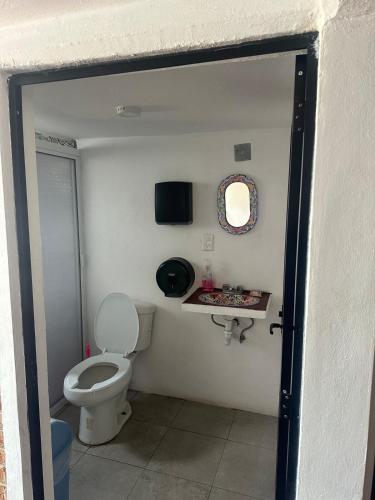 a bathroom with a toilet and a tv in it at Beatiful aparment in the magical town of Orizaba 2 in Orizaba
