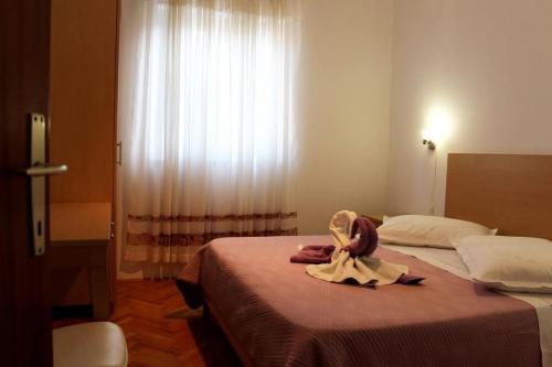 Apartments with parking space Supetar, Brac - 5628