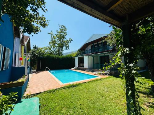 a swimming pool in a yard next to a house at Sapanca Bizim Konak in Sapanca