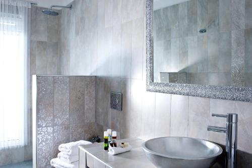 une salle de bain avec une baignoire, un lavabo et un miroir dans l'établissement Venetian-Style Santorini Villa 1 Bedroom Villa Astroglia Beautiful Caldera Sea Views & Private Jacuzzi Fira, à Fira