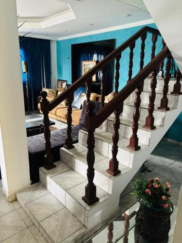 a staircase in a house with a bed and flowers at Casa Hostel Léami in Guarulhos