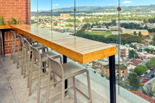 a wooden table on top of a building at En plena ciudad de Guatemala in Guatemala