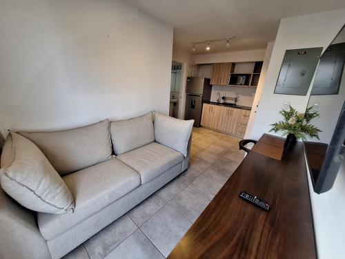 a living room with a couch and a table at En plena ciudad de Guatemala in Guatemala