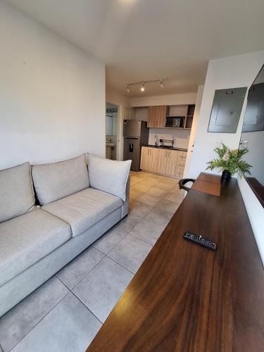 a living room with a couch and a kitchen at En plena ciudad de Guatemala in Guatemala
