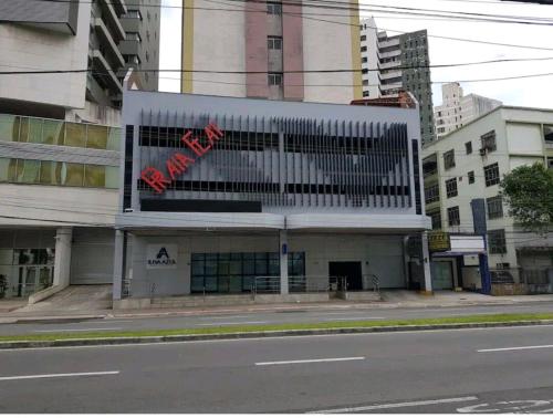 a building with aania on it on a city street at Quarto e Sala com Estilo e Conforto in Vitória