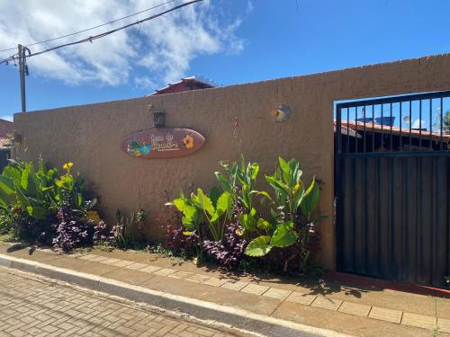 a building with a sign on the side of it at Casa da Silvana in Fernando de Noronha