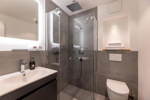 a bathroom with a shower and a toilet and a sink at Haus-Andersen-Ferienwohnung-2 in Norderney