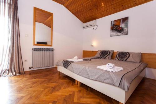 Ένα ή περισσότερα κρεβάτια σε δωμάτιο στο Apartments and rooms with parking space Pakostane, Biograd - 24768