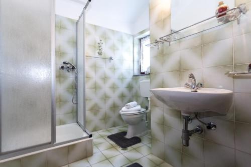 Ένα μπάνιο στο Apartments and rooms with parking space Pakostane, Biograd - 24768