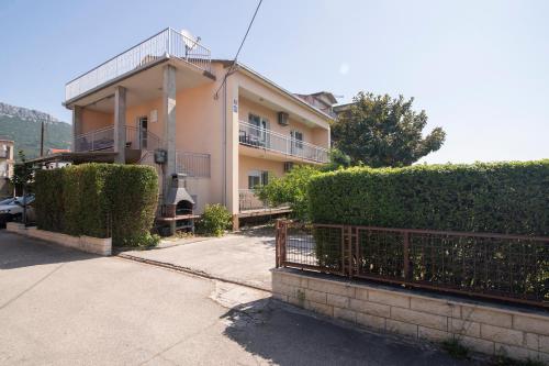 Apartments with parking space Kastel Stari, Kastela - 24752