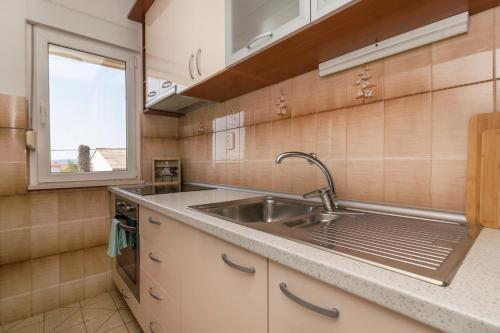 Apartments with parking space Kastel Stari, Kastela - 24752