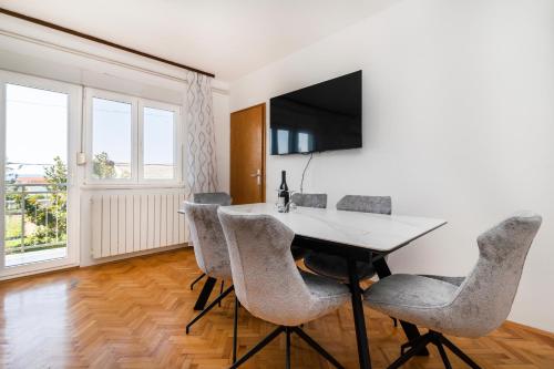 Apartments with parking space Kastel Stari, Kastela - 24752