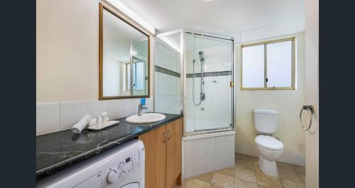 Bilik mandi di Landmark Resort Gem - Ocean Views, Pools & Prime Location