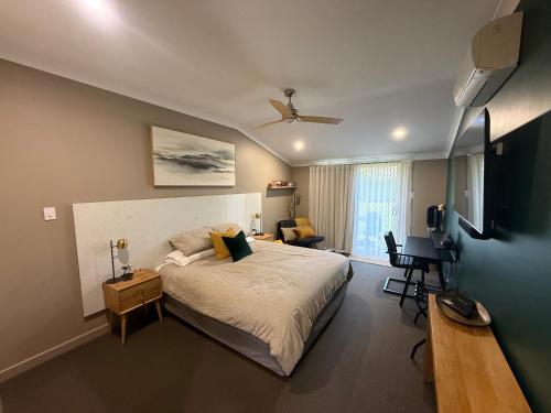 a bedroom with a bed and a desk at Mia Mia in Eaton