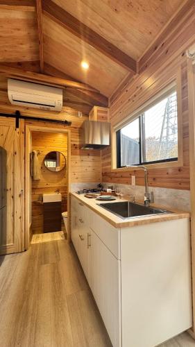 Dapur atau dapur kecil di Tiny Homes & Sauna NOZAWA