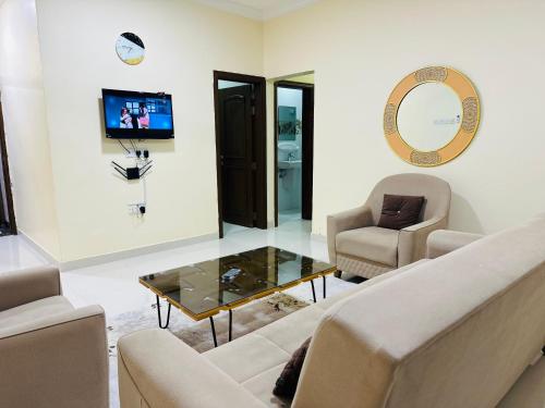a living room with a couch and a coffee table at العربي للشقق المفروشة in Salalah