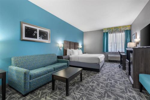 Postel nebo postele na pokoji v ubytování Best Western Executive Inn