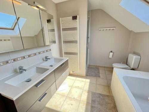 Un baño con dos lavabos y un inodoro. en Villa Marie Frances, en Durbuy