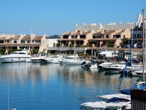 un grupo de barcos atracados en un puerto deportivo con edificios en Les Marines de Cogolin, en Cogolin