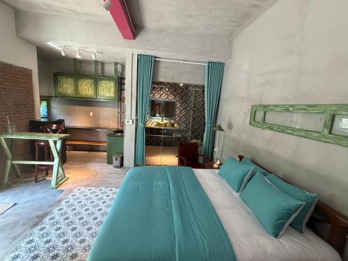 une chambre avec un grand lit avec des oreillers bleus dans l'établissement The Paddys Home, à Hiếu Nhơn