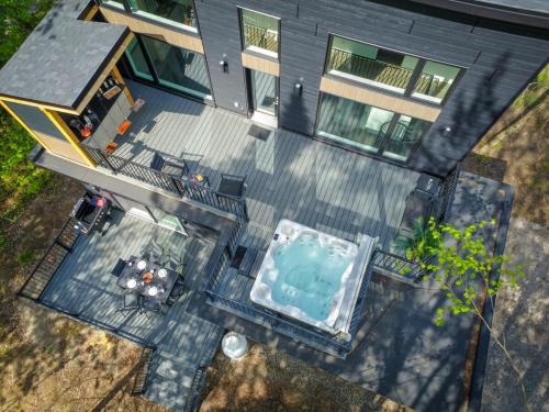 Una vista aérea de una casa con piscina. en La Villa Bali, en Pont-Rouge