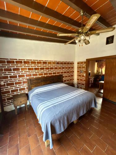 Una cama o camas en una habitación de Posadita Lui de Tepoztlán