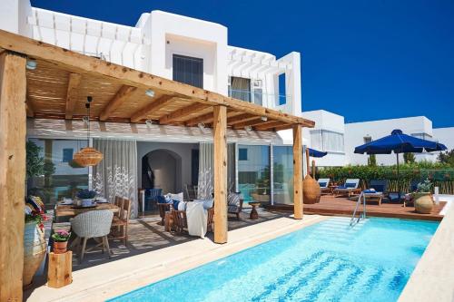 una villa con piscina y una casa en Luxury Protaras Villa Villa Najenda 3 Bedrooms Private Outdoor Pool Furnished Sun Terrace Shaded Furnished Terrace Private Garden Fig, en Protaras