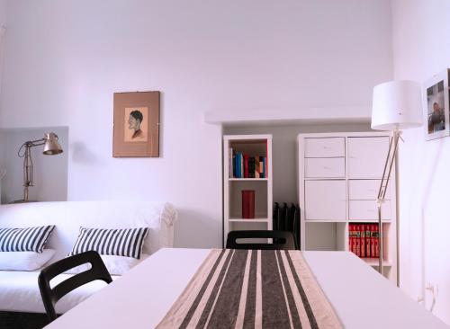 ポルト・サン・ジョルジョにあるLepanto 14の白いベッドルーム(ベッド1台、ソファ付)