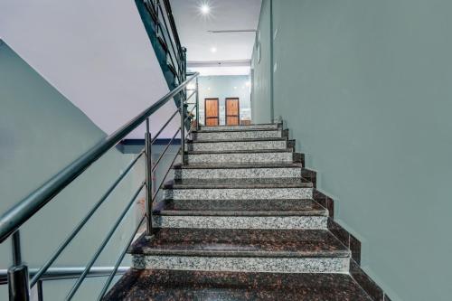 una rampa di scale in un edificio con porte di Hotel O Snug Inn a Kānke