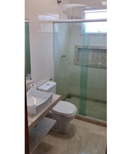 a bathroom with a toilet and a sink at Casa Bello Monte in Venda Nova do Imigrante