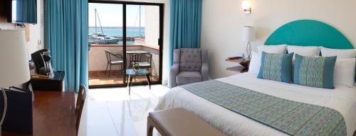 Una cama o camas en una habitación de The Westmarine Waterfront Hotel