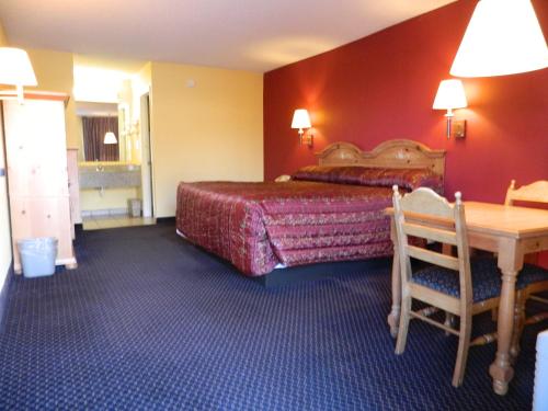 Un pat sau paturi într-o cameră la Bestway Inn