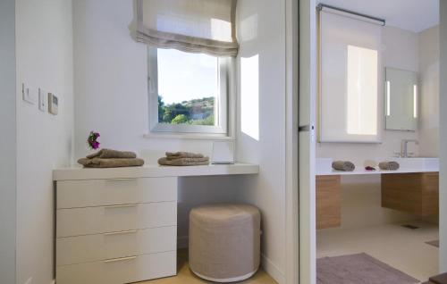 ein Badezimmer mit Waschbecken und Fenster in der Unterkunft Stunning Brac Villa 5 Bedrooms Villa Selca Brac 5 Metres To The Beach Private Swimming Pool Selca in Selca