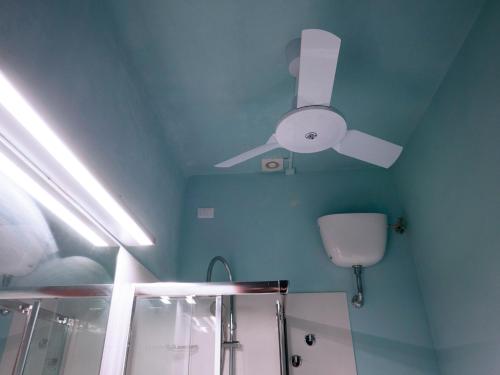 ポルト・サン・ジョルジョにあるLepanto 14のバスルーム(天井ファン、トイレ付)