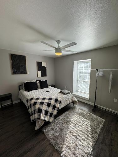 a bedroom with a bed and a ceiling fan at 3 STATE FAIR l DT Dallas l FIFA READY l Staycation 1Bd1Ba in Dallas
