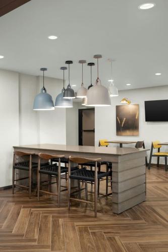 Una cocina o zona de cocina en Fairfield by Marriott Inn & Suites Atascadero