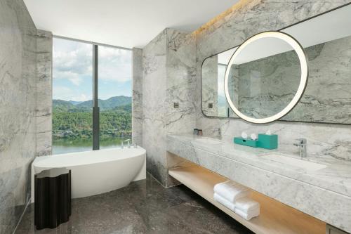 Ένα μπάνιο στο Lishui Marriott Hotel
