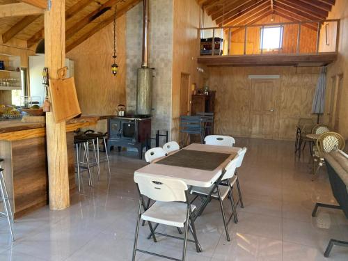 a kitchen and dining room with a table and chairs at Turismo Volcán Antuco in Antuco